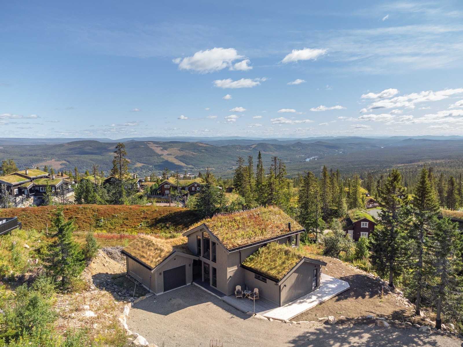 Garasje til én bil, ny i 2019/2020, samt biloppstillingsplasser på egen tomt. Det er montert el.bil lader i garasjen. Galleribilde