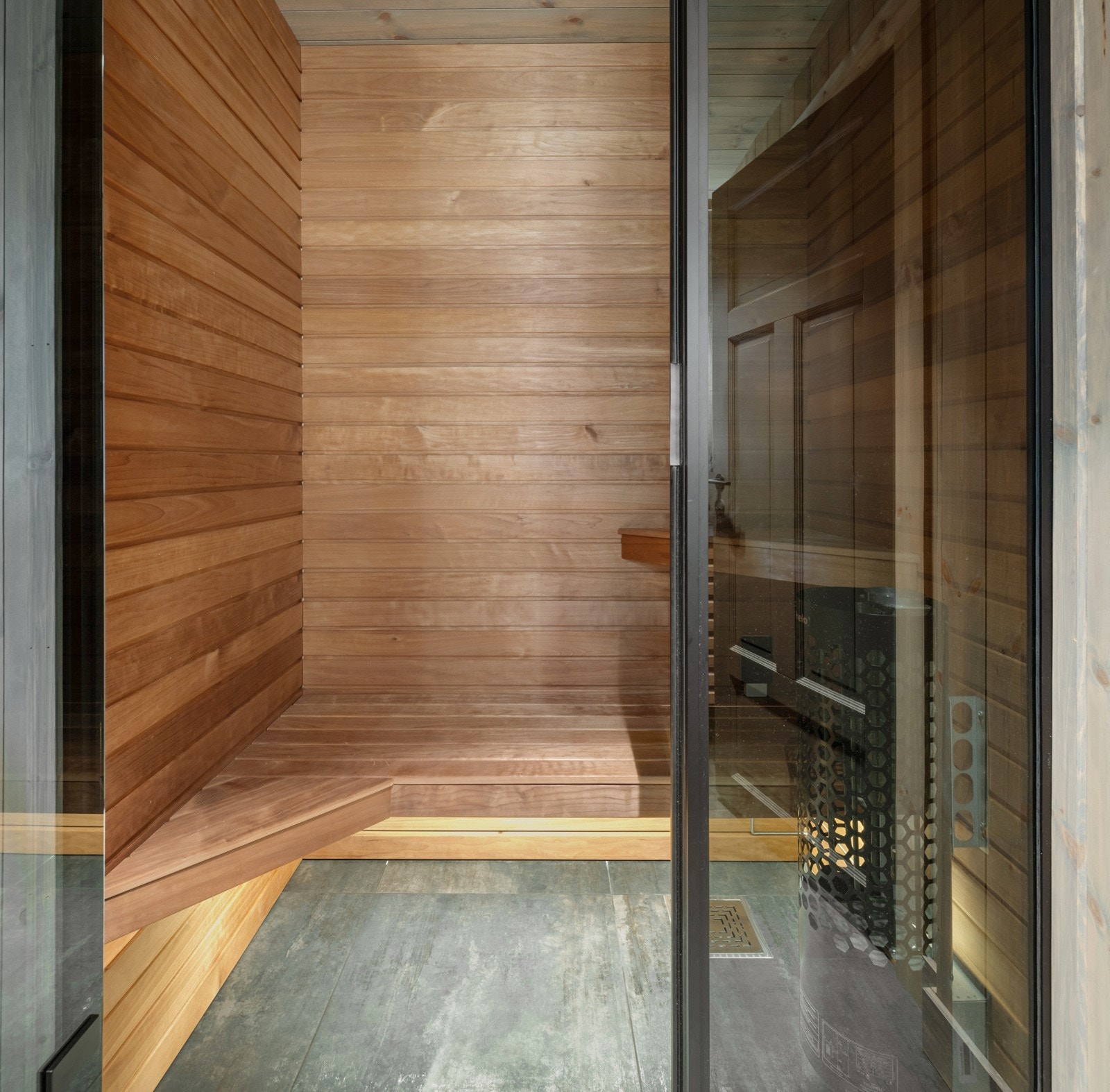 Ett av badene har badstue og det andre har adkomst via det ene soverommet. Badstueovn av type Helo. Galleribilde