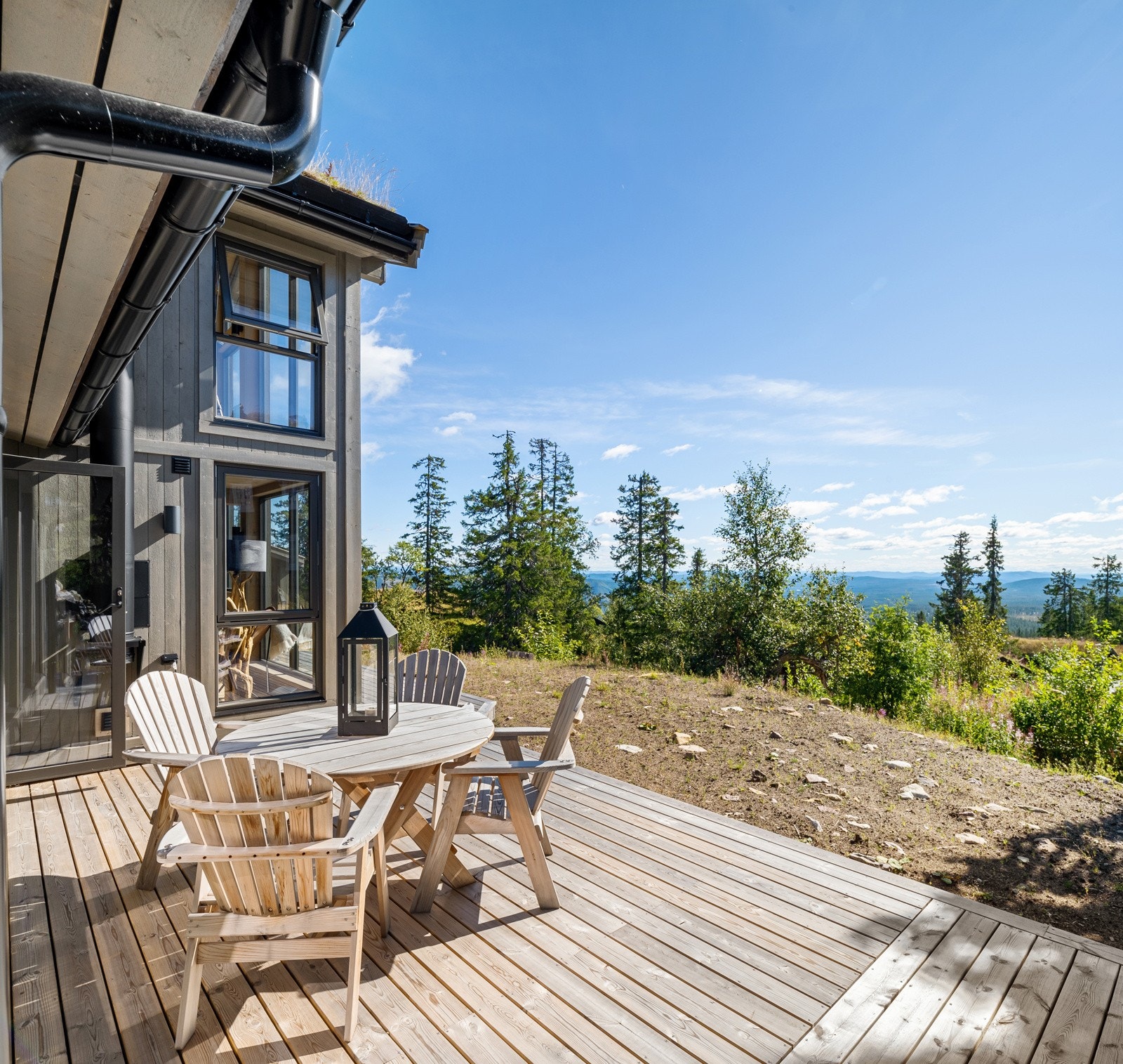 Utgang til terrassen fra spisestuen/kjøkkenet Galleribilde