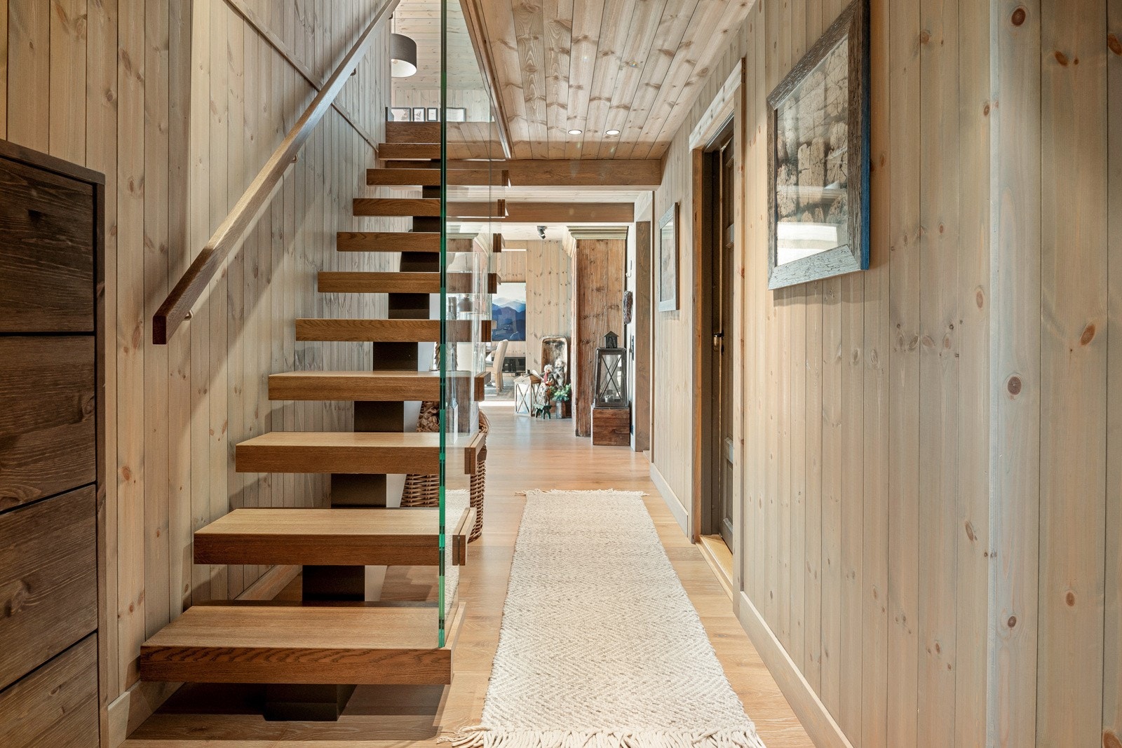 Hytta har varmekabler på alle baderom samt i stue, kjøkken, gang, yttergang og vaskerom i hovedetasjen. Galleribilde