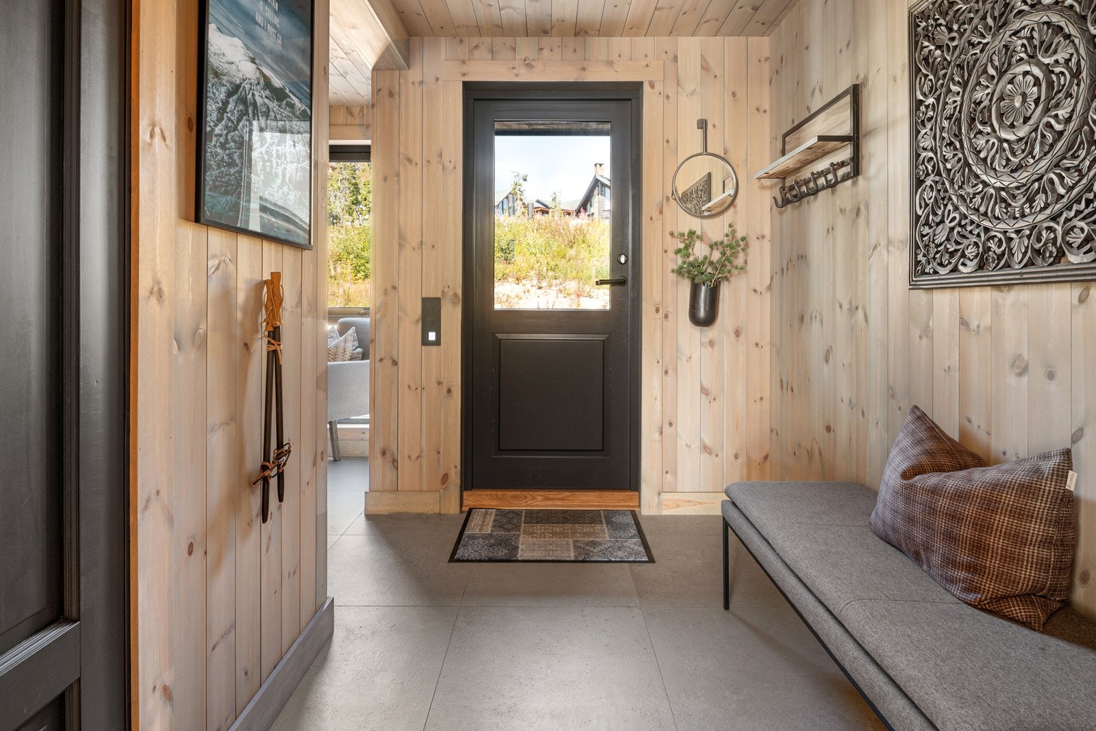 Entréen med direkte adkomst til en praktisk garderobedel. Galleribilde