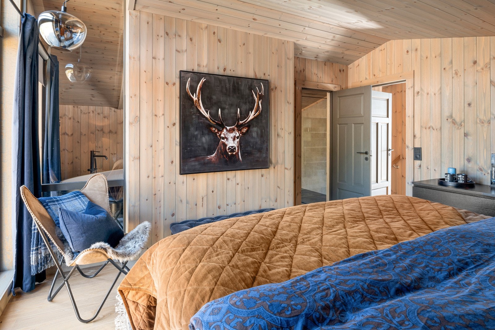 På loftsplan er et romslig hovedsoverom med eget baderom. Galleribilde