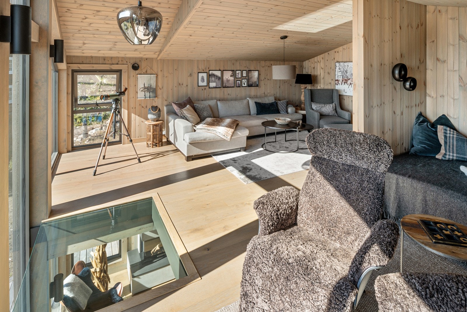 Legg merke til den glassbelagte delen i gulvet som åpner opp ned mot stuen. Galleribilde