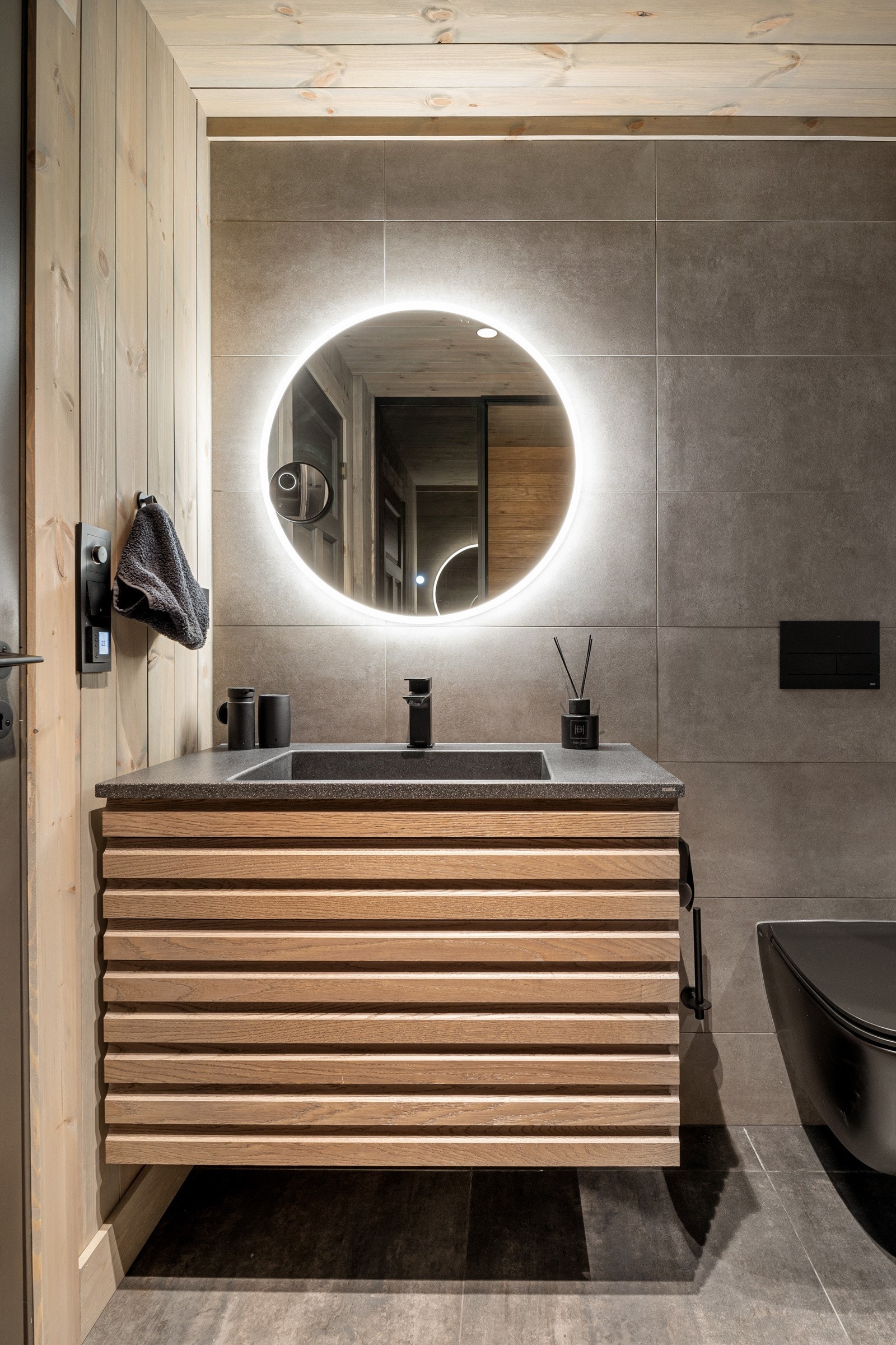 I hovedetasjen har hytta to baderom samt et praktisk vaskerom. Galleribilde