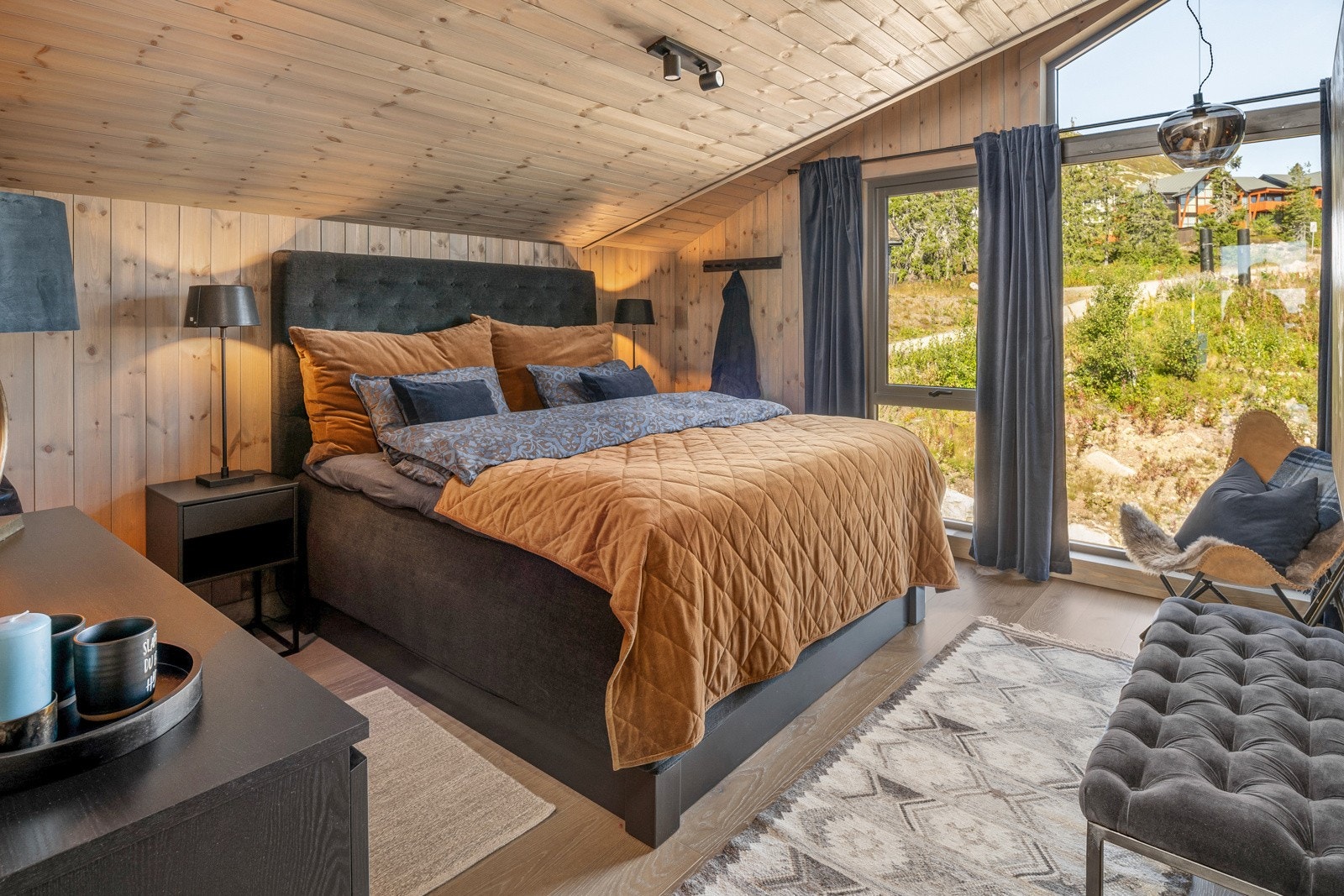 På loftsplan er et romslig hovedsoverom med eget baderom. Galleribilde