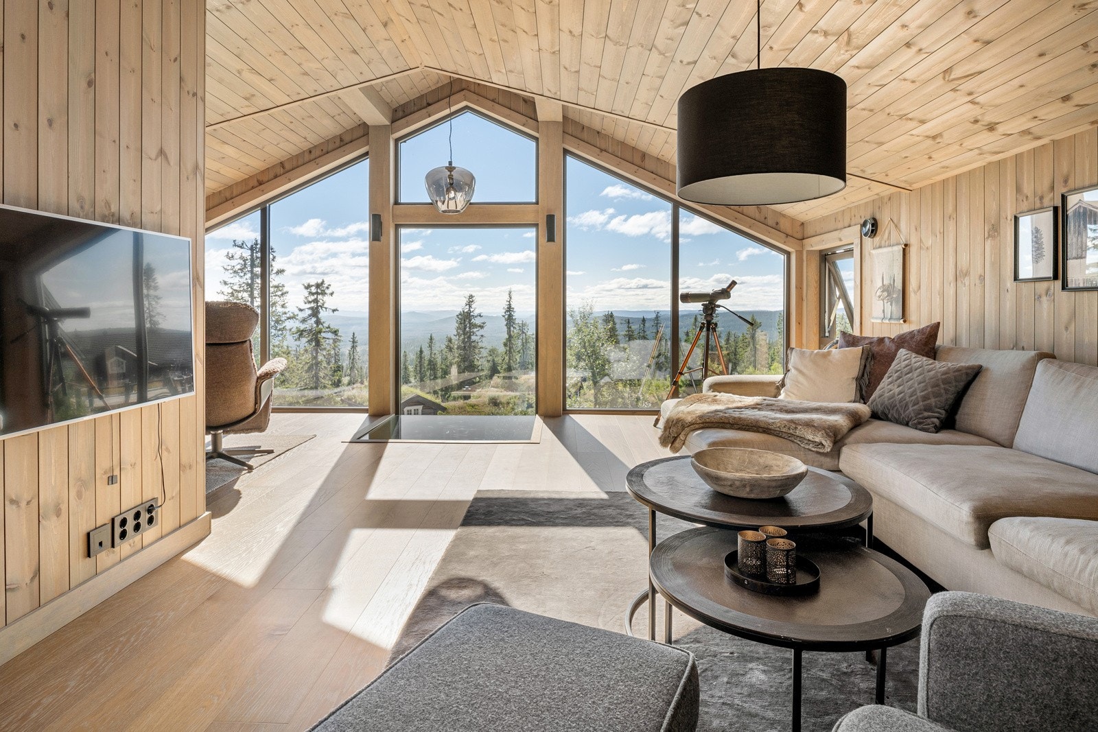 Loftstue med store vindusflater og fantastisk utsikt. Galleribilde