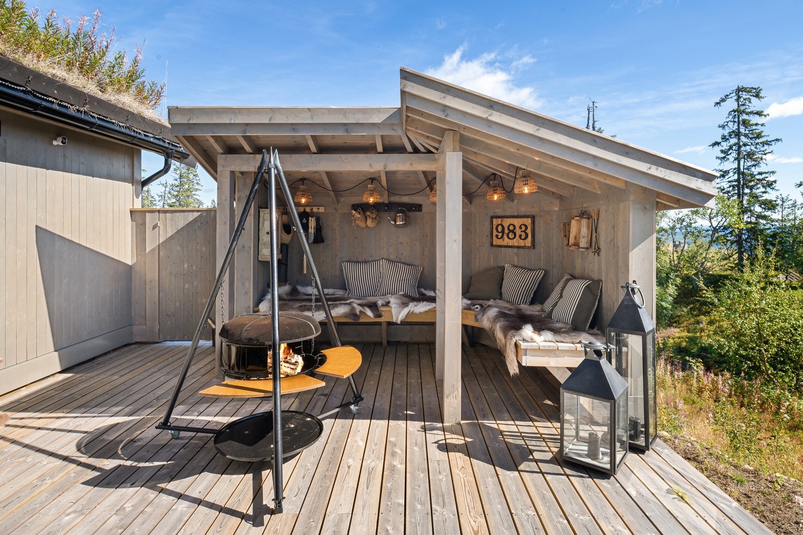 Med den fantastiske grillhytta på terrassen kan man kose seg ute hele året. Galleribilde