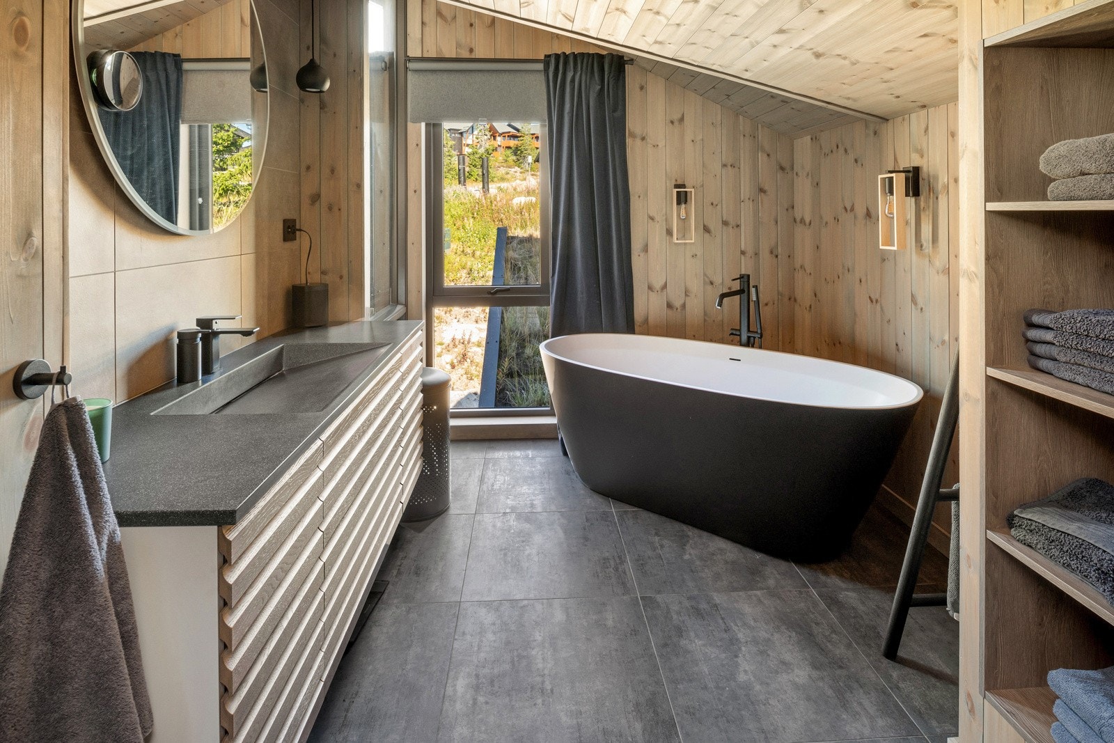 Baderommet i loftplanet, tilhørende hovedsoverommet, med badekar. Galleribilde