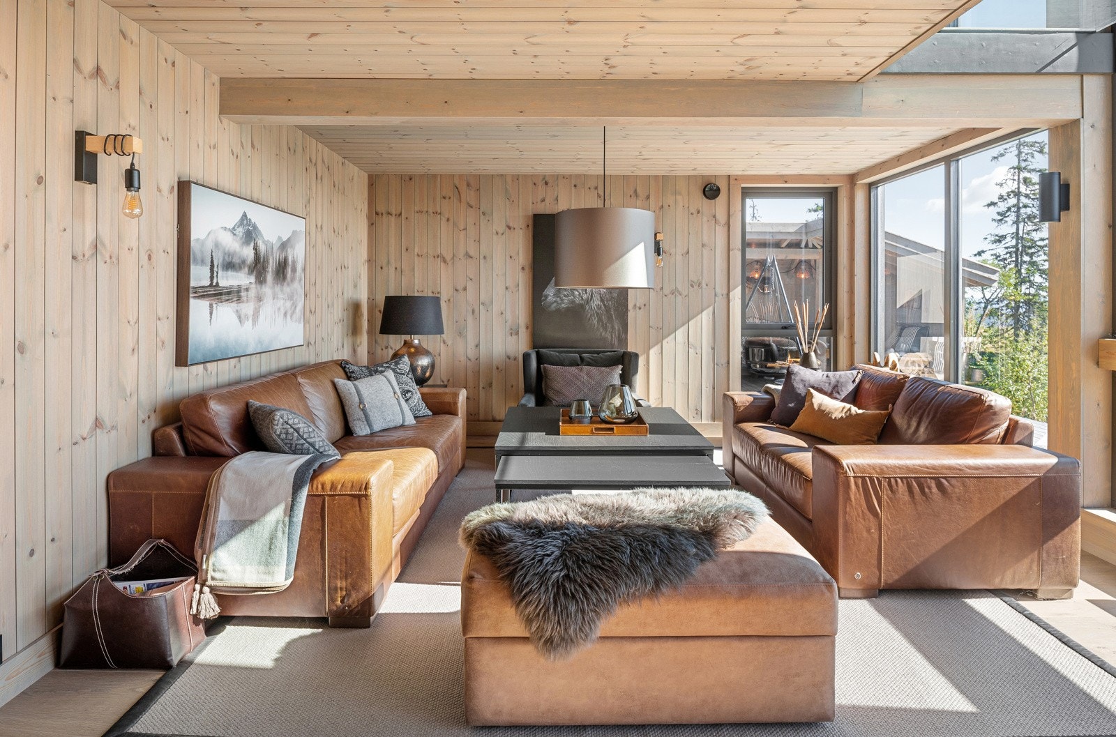 Hytta har en praktisk planløsning med velfungerende soner som gir god plass til storfamilien og hyggelige lag med venner. Galleribilde