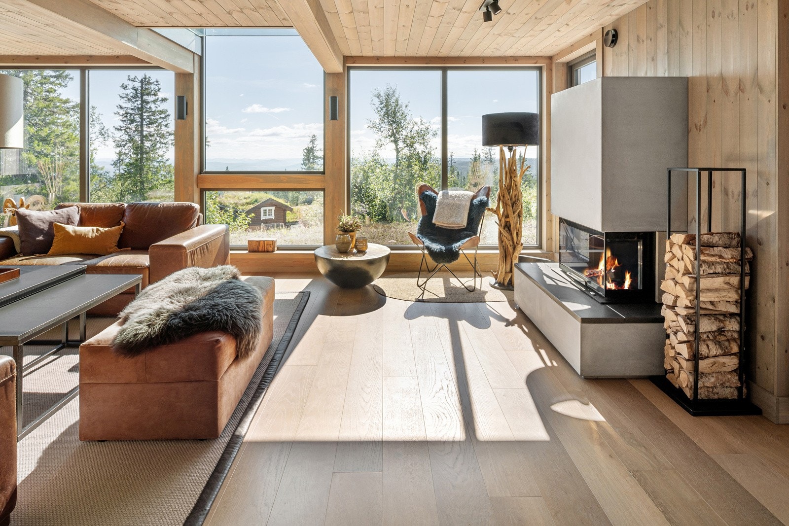 Stuen har store vindusflater som gjør rommet meget innbydende. Galleribilde