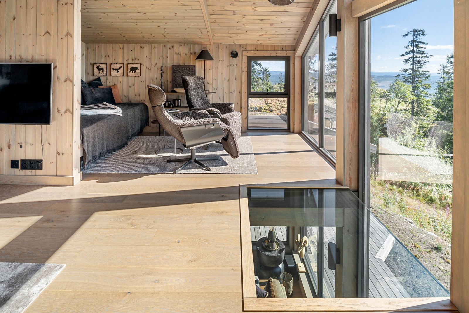 Loftstue med store vindusflater og fantastisk utsikt. Galleribilde