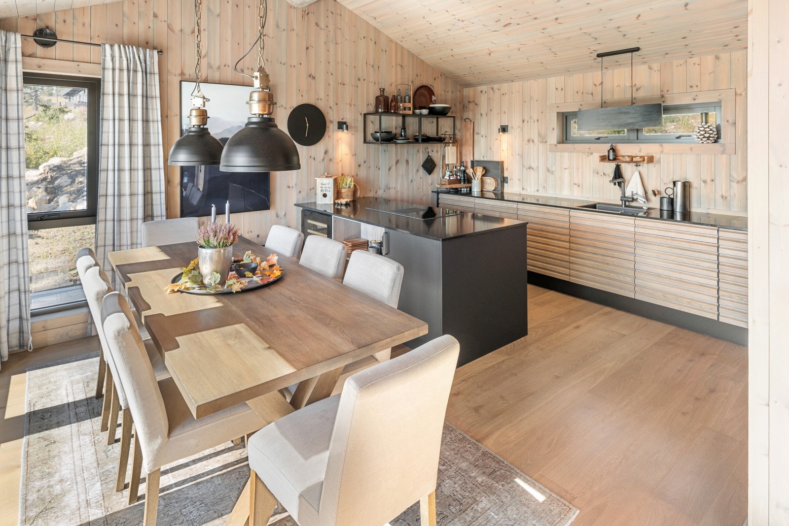 Rom for stor spisestue i forbindelse med kjøkkenet. Galleribilde