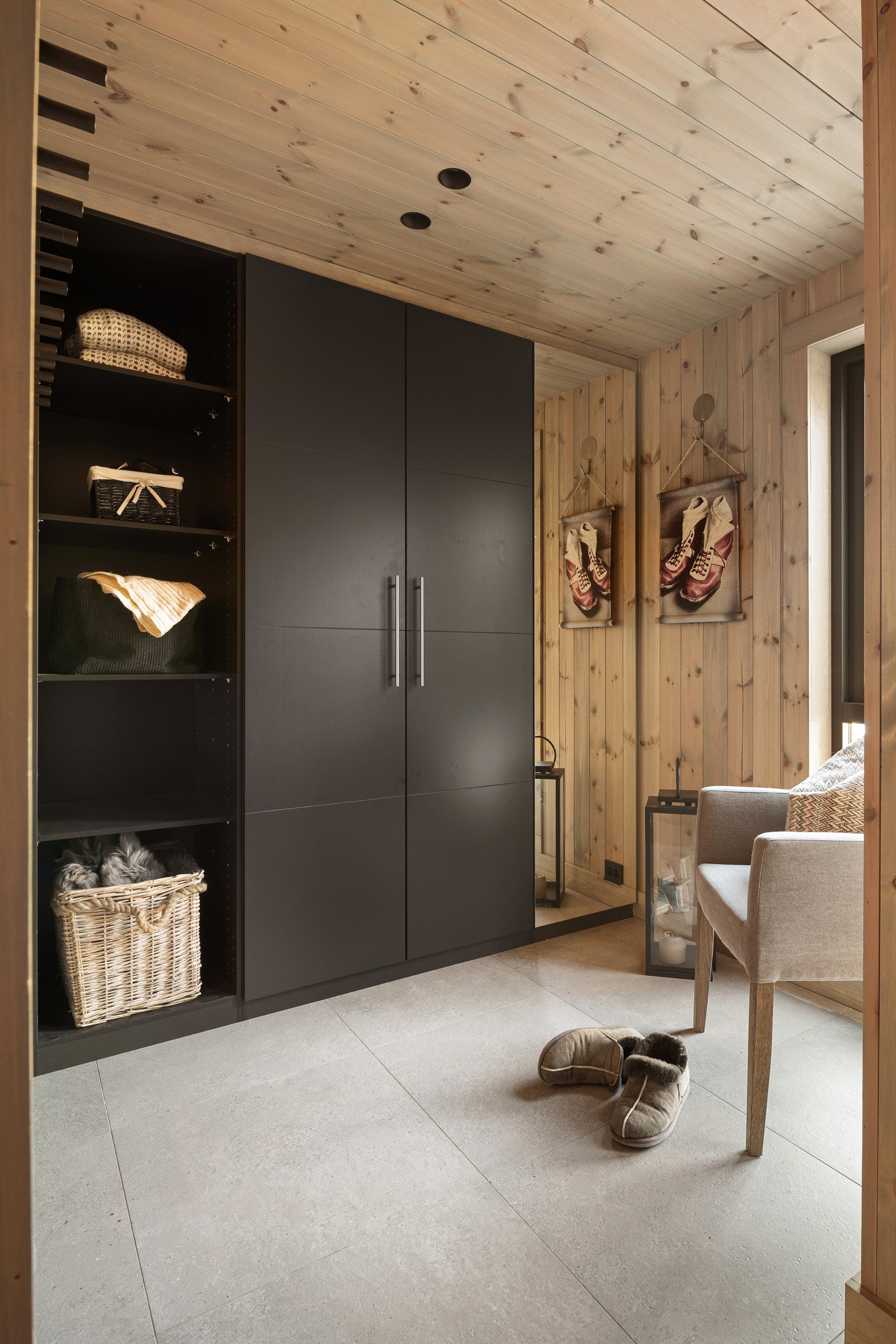 Entréen med direkte adkomst til en praktisk garderobedel. Galleribilde