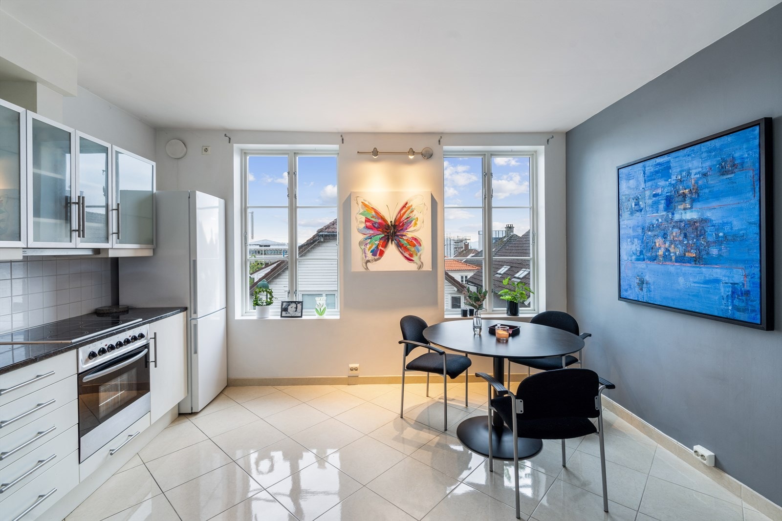 Romslig rom og plass til å møblere med spisebord. Galleribilde
