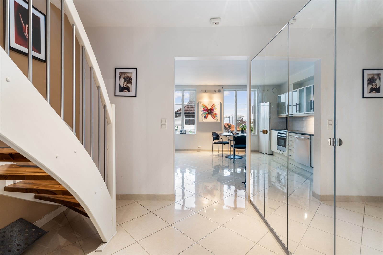Fra gangen kommer du inn til kjøkken/spiseplass. Galleribilde