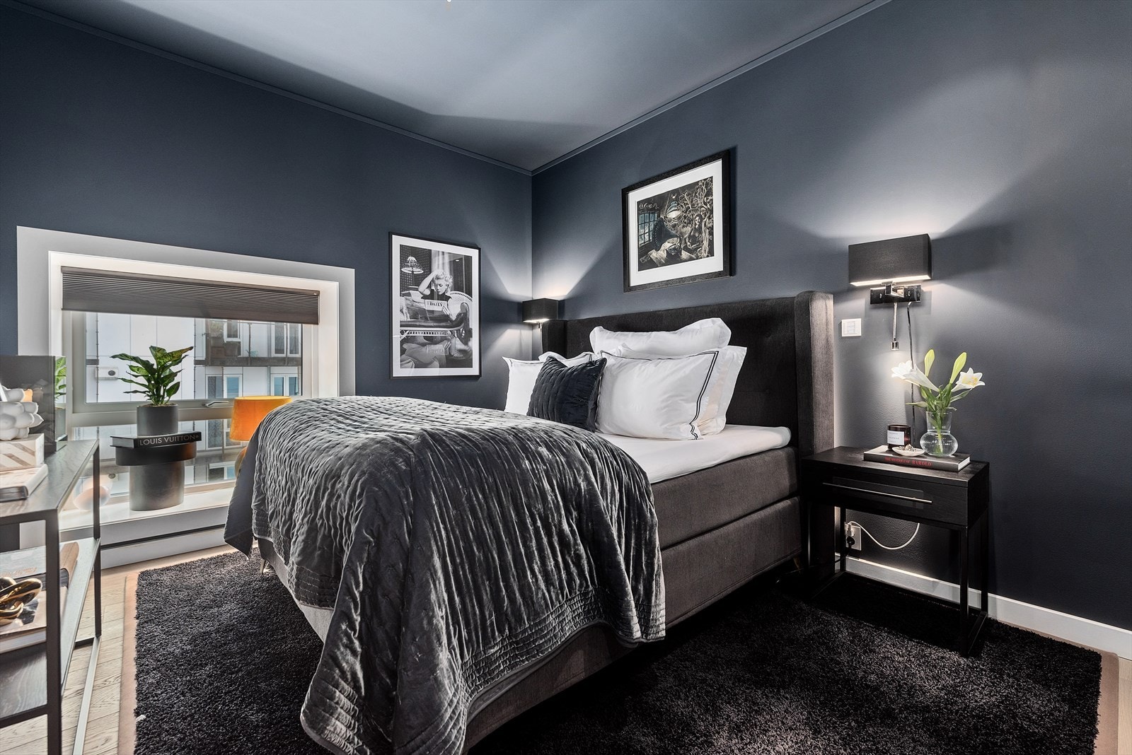 Romslig hovedsoverom malt i en behagelig blåtone. Galleribilde