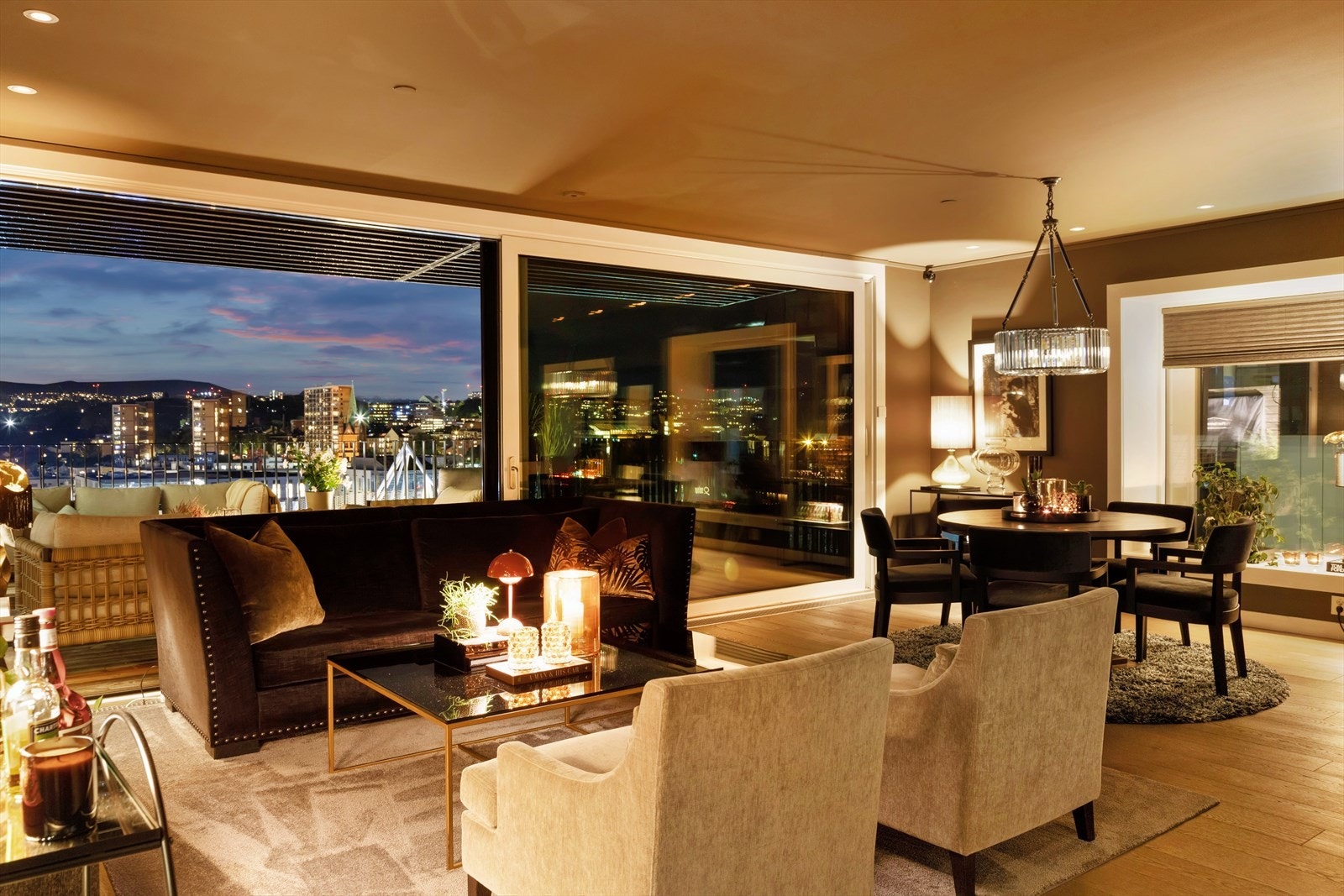 Stuen i kveldsstemning. Galleribilde