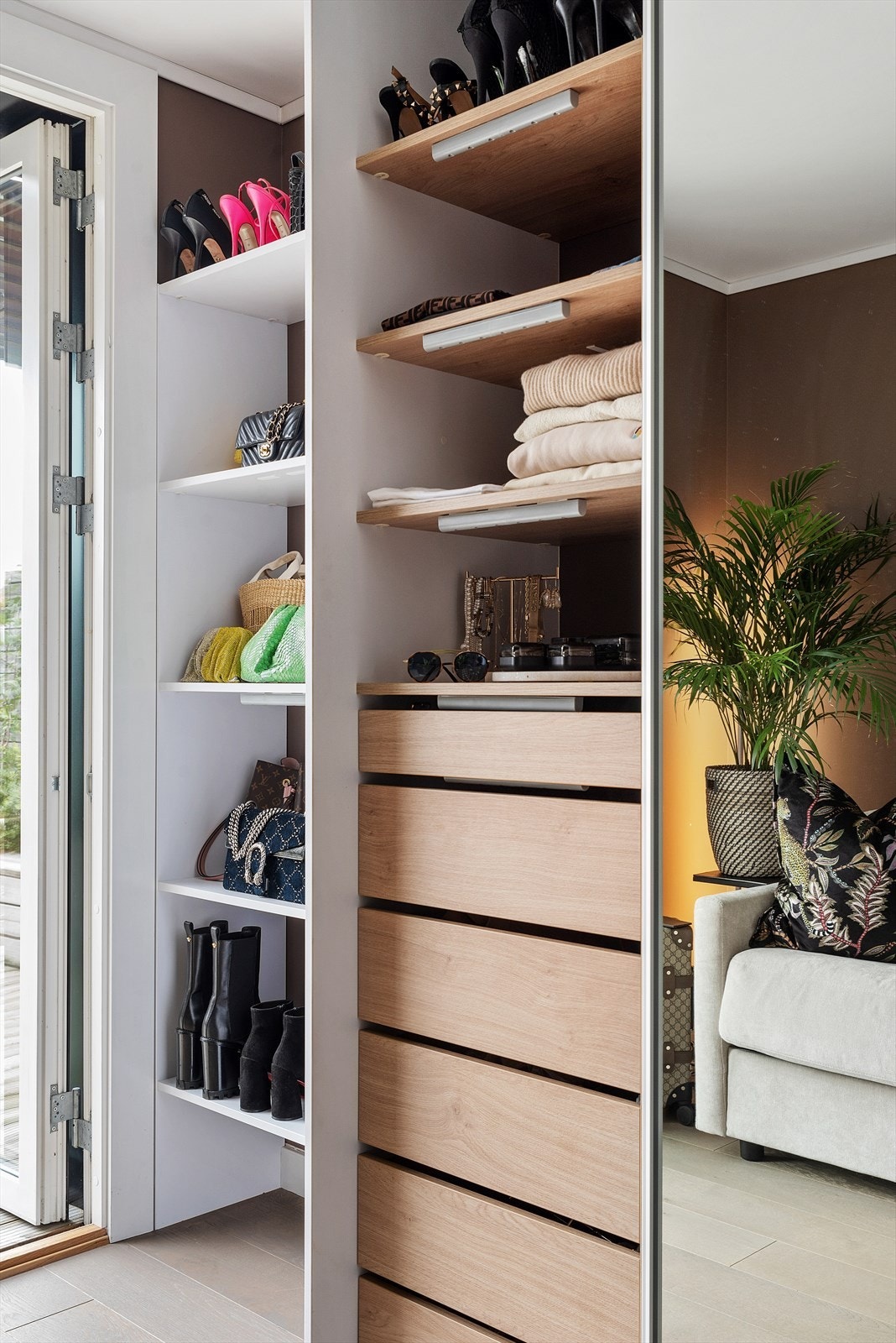 Soverom II er innredet med garderobe og har elektrisk utvendig solskjerming. Galleribilde