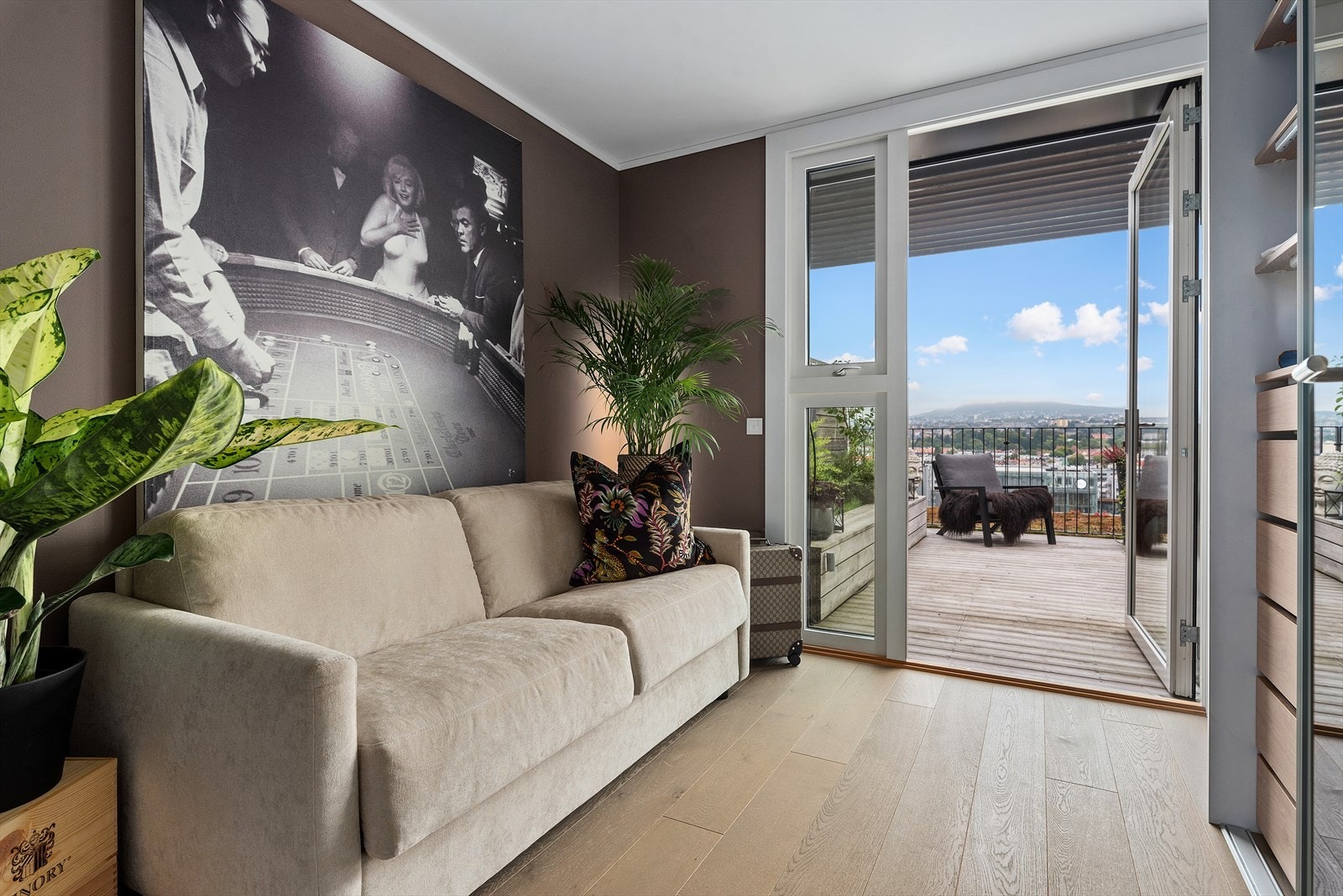 Soverom II med utgang til terrasse. Galleribilde