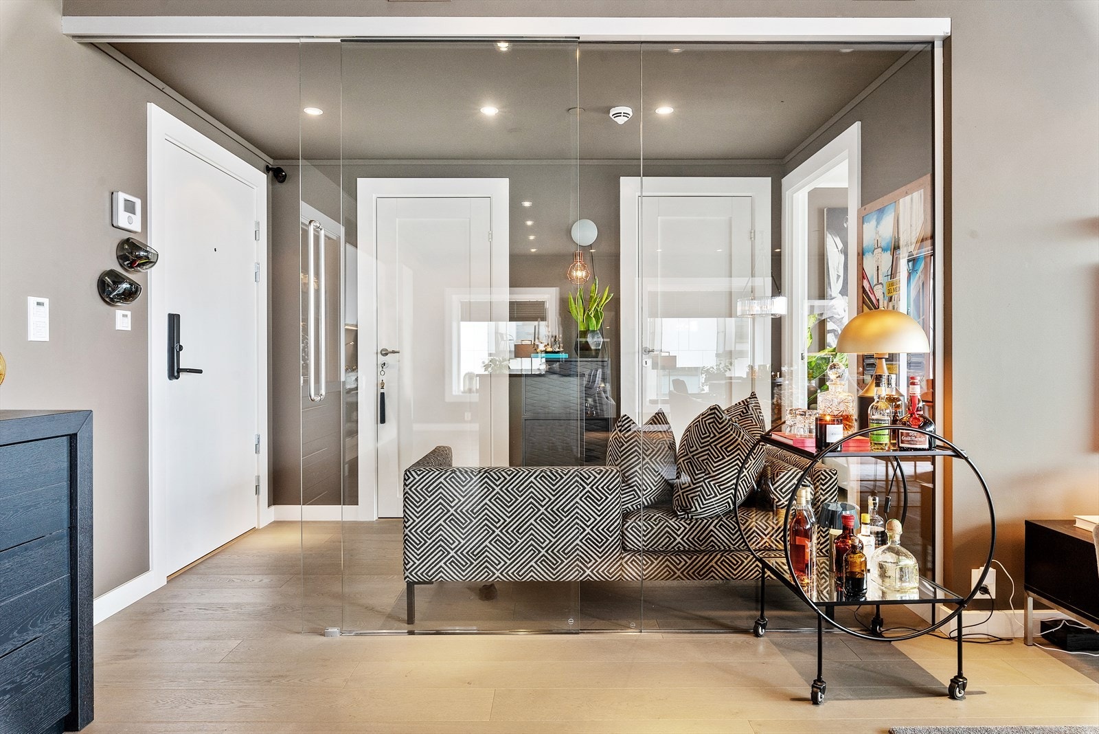 Skyvedøren i glass gjør at entréen er lys og gir et godt førsteinntrykk av boligen. Galleribilde