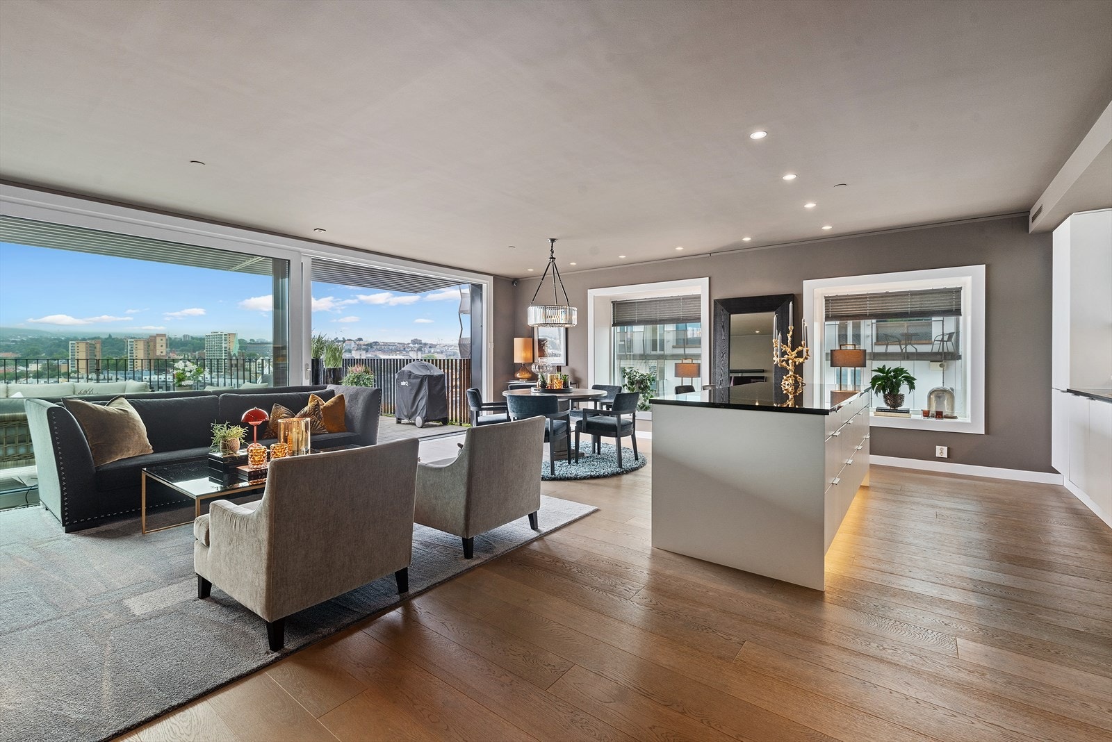 Leiligheten har en åpen stue-/ kjøkkenløsning med store vindusflater. Flott enstavs parkett med vannbåren gulvvarme. Galleribilde