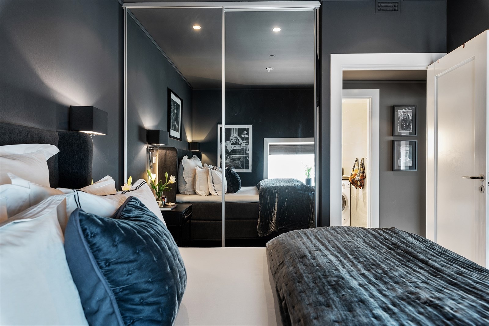 Skyvedørsgarderobe med speildører på hovedsoverom. Galleribilde