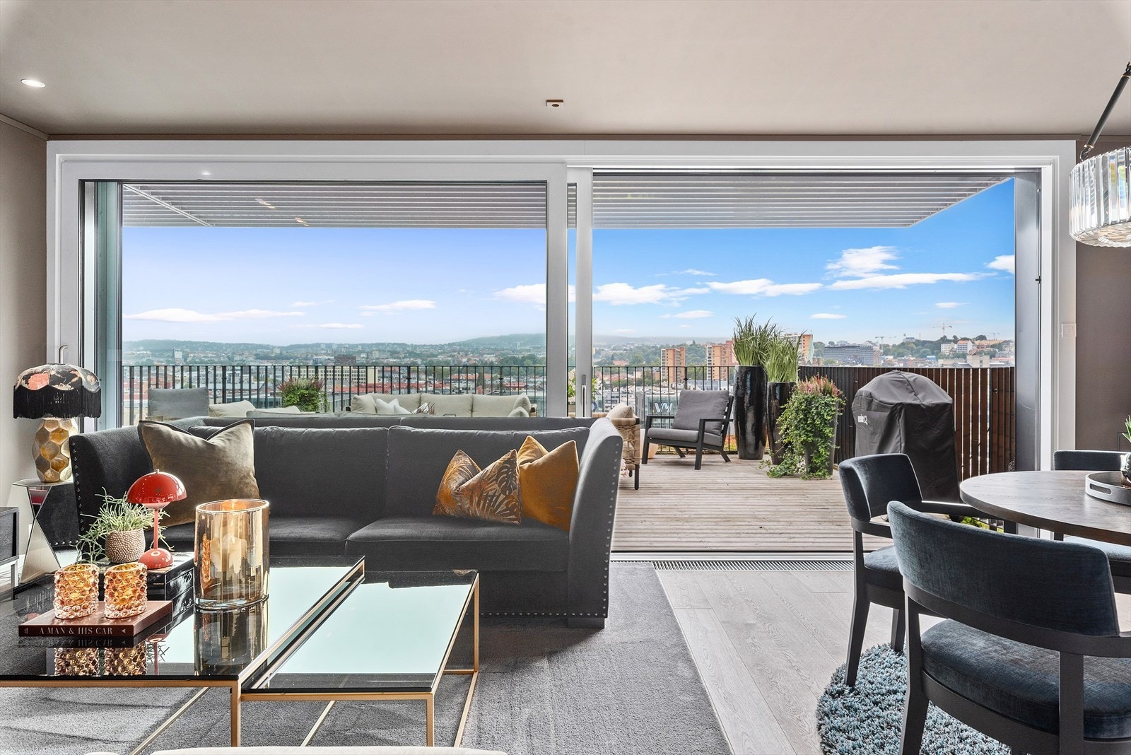 Om sommeren er det bare å åpne en av de store skyvedørene og la stuen skli videre i terrassen som er på hele 43 m². Galleribilde