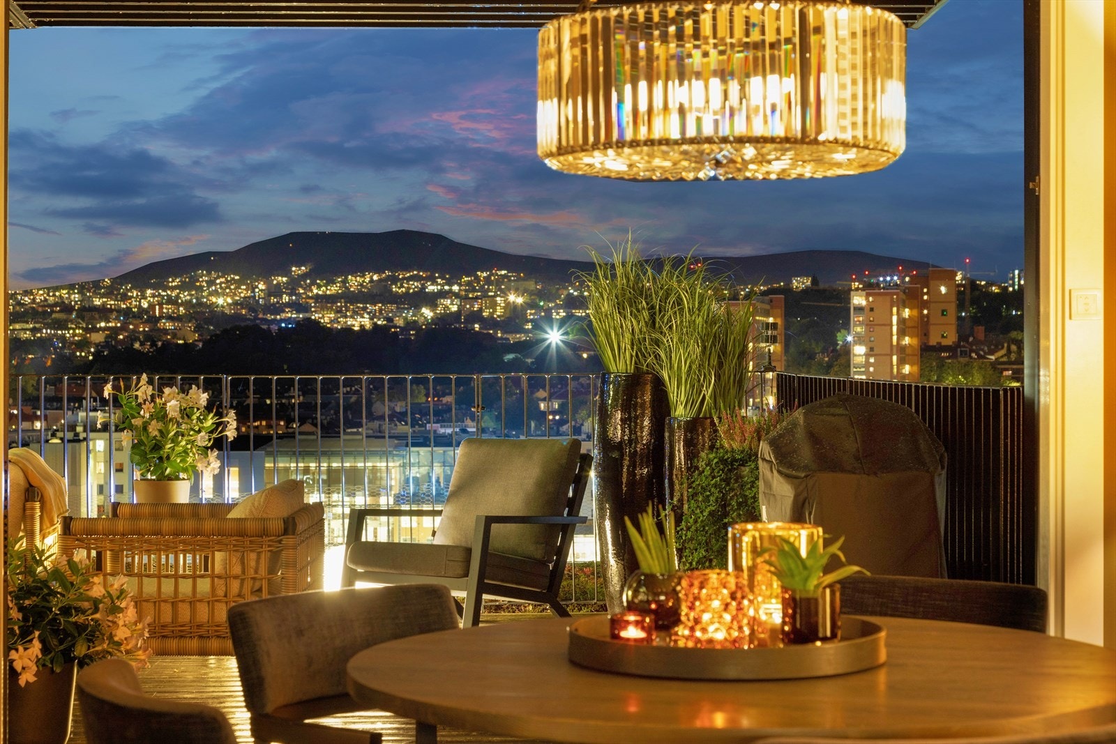 Utsikten over byen kan nytes fra stuen også. Galleribilde