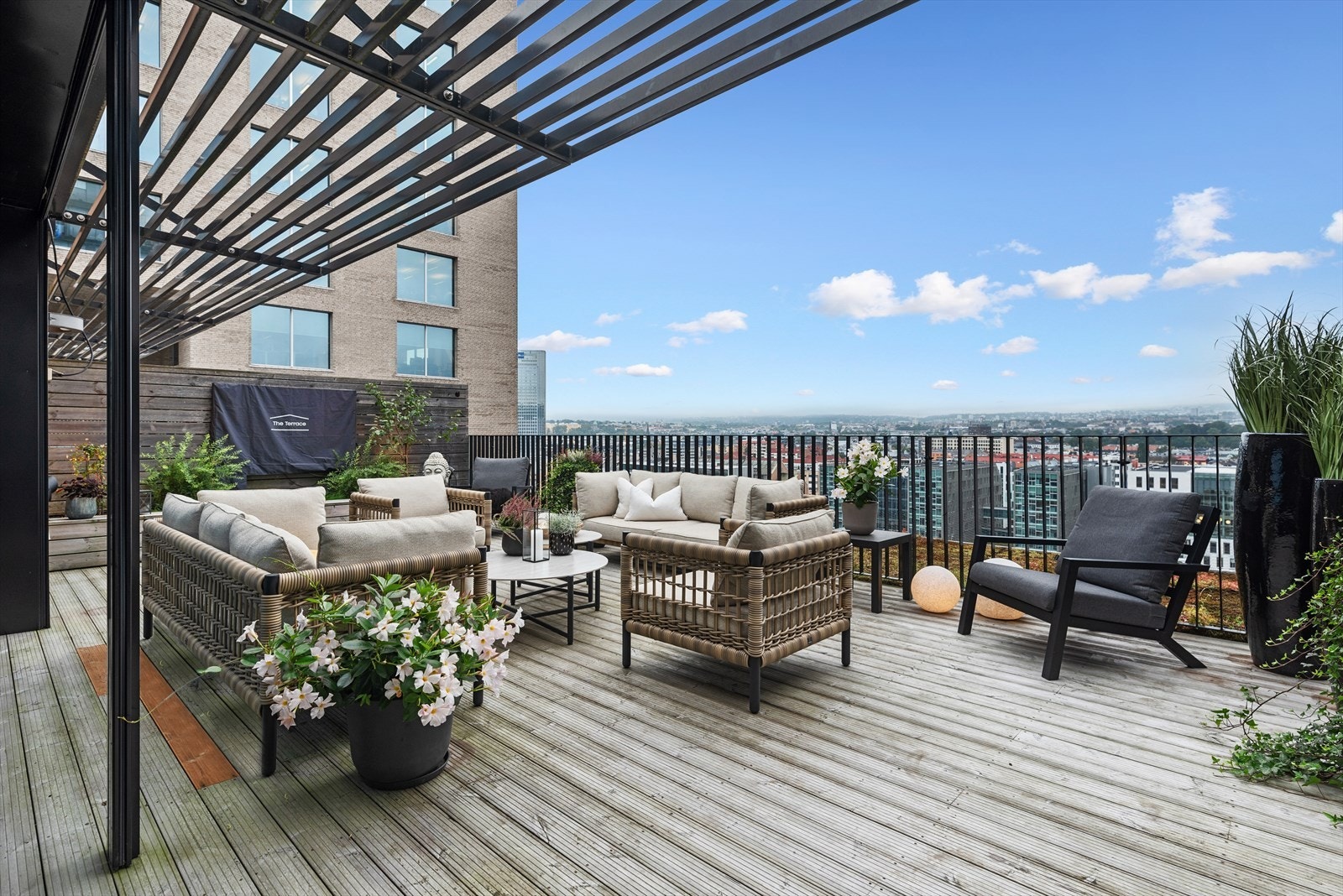 Terrassen har god plass til møblering i flere soner. Galleribilde