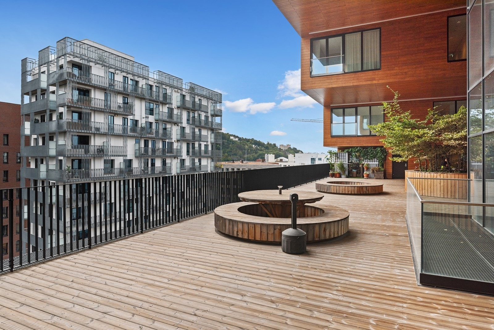 En karakteristisk åpning gjennom bygget i 9. etasje brukes som felles terrasse. Galleribilde