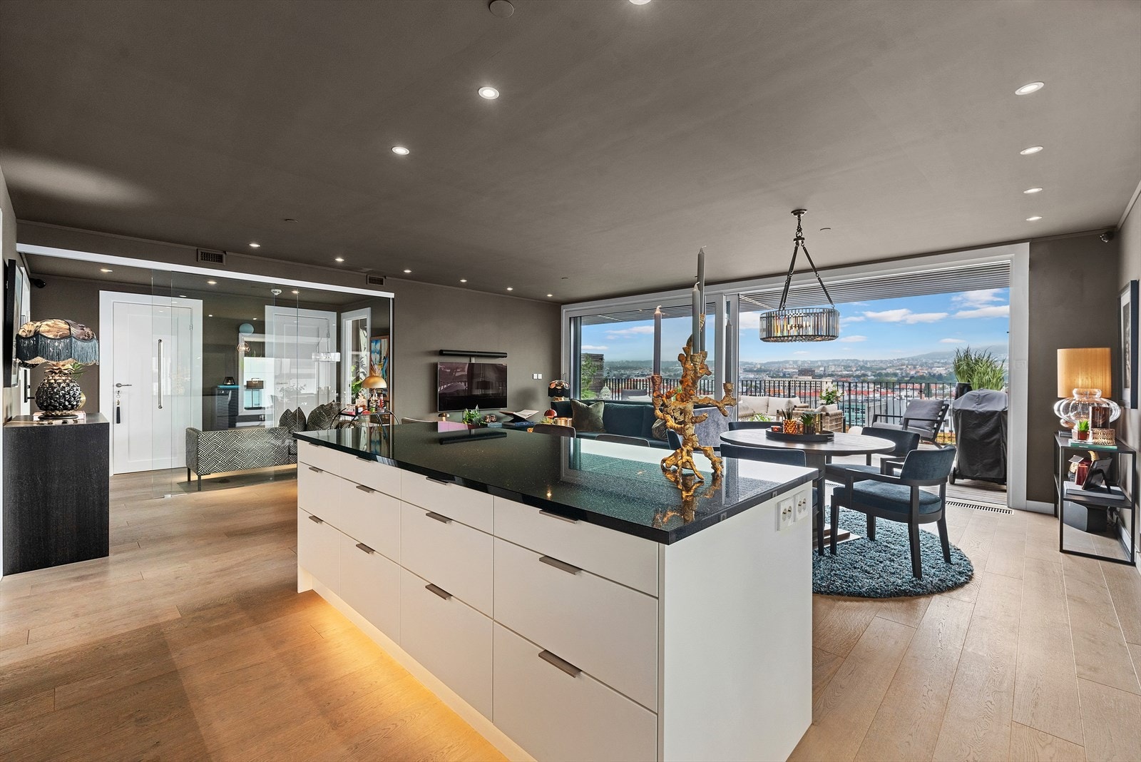 Den åpne løsningen gjør rommet til et lyst, romslig og sosialt rom. Galleribilde