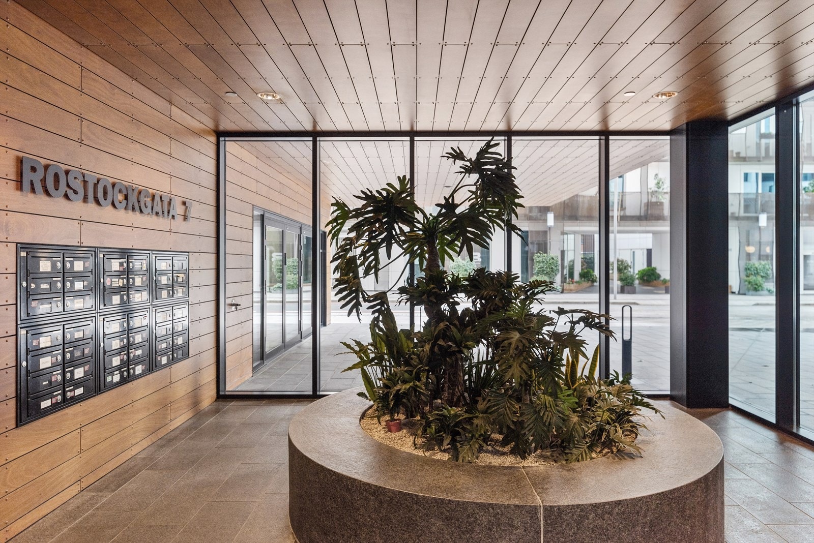 Pent felles inngangsparti. Galleribilde