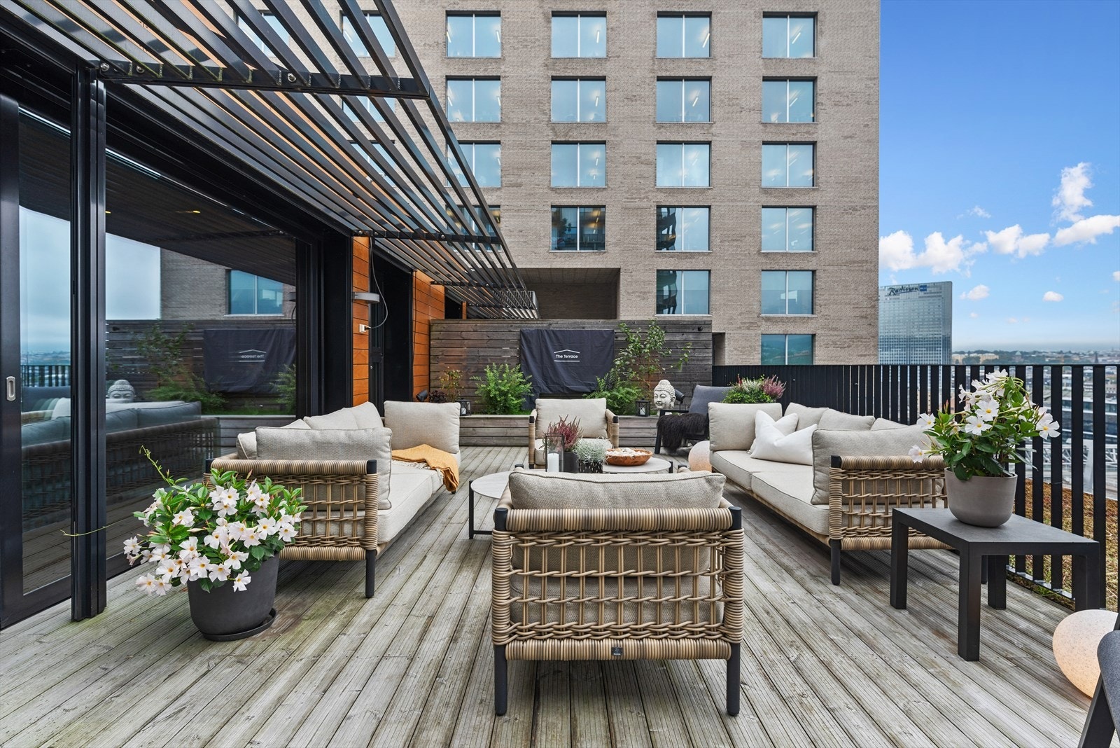 Terrassen er utstyrt med utelampe og strømuttak. Vindusflatene er utstyrt med utvendig solskjerming. Galleribilde