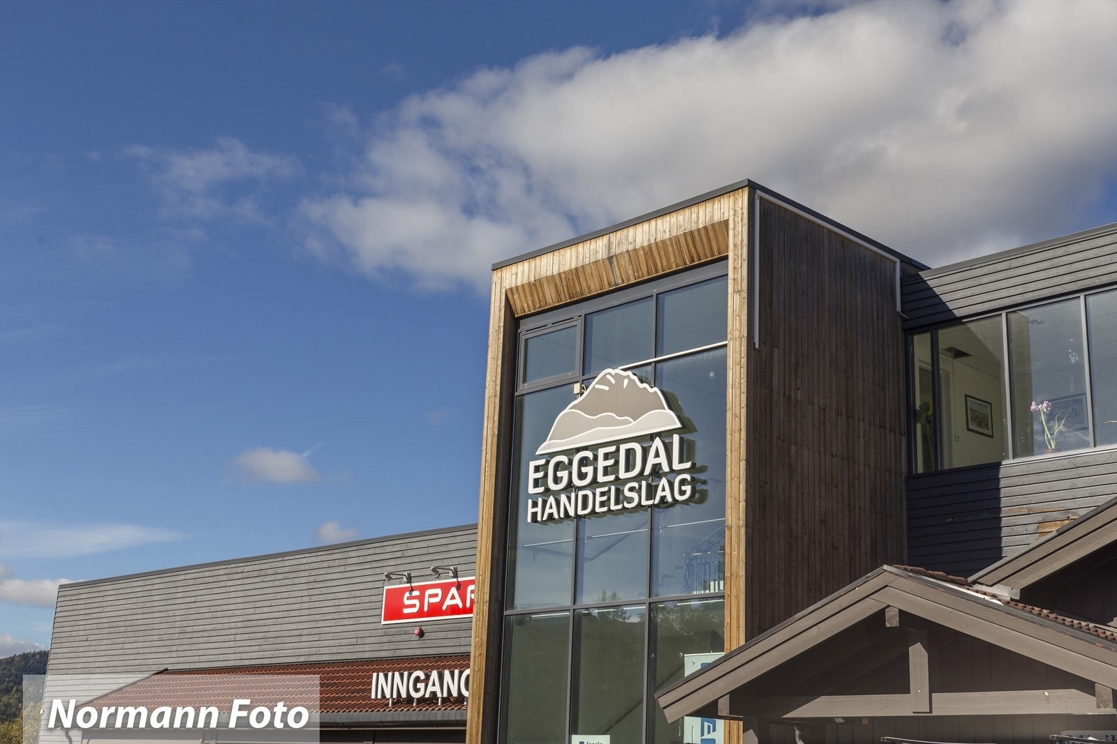 Ca. 10 minutter ned til Eggedal sentrum med diverse butikker, vinmonopol og el-bil ladere! Galleribilde