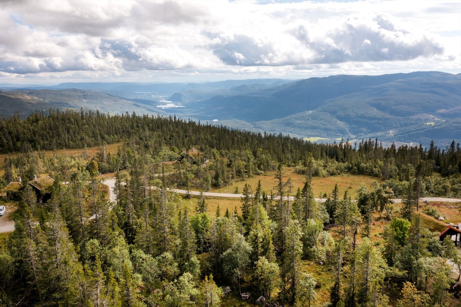 Attraktiv beliggenhet i ca. 930 mo.h. med fantastiske turområder rett utenfor døra Galleribilde
