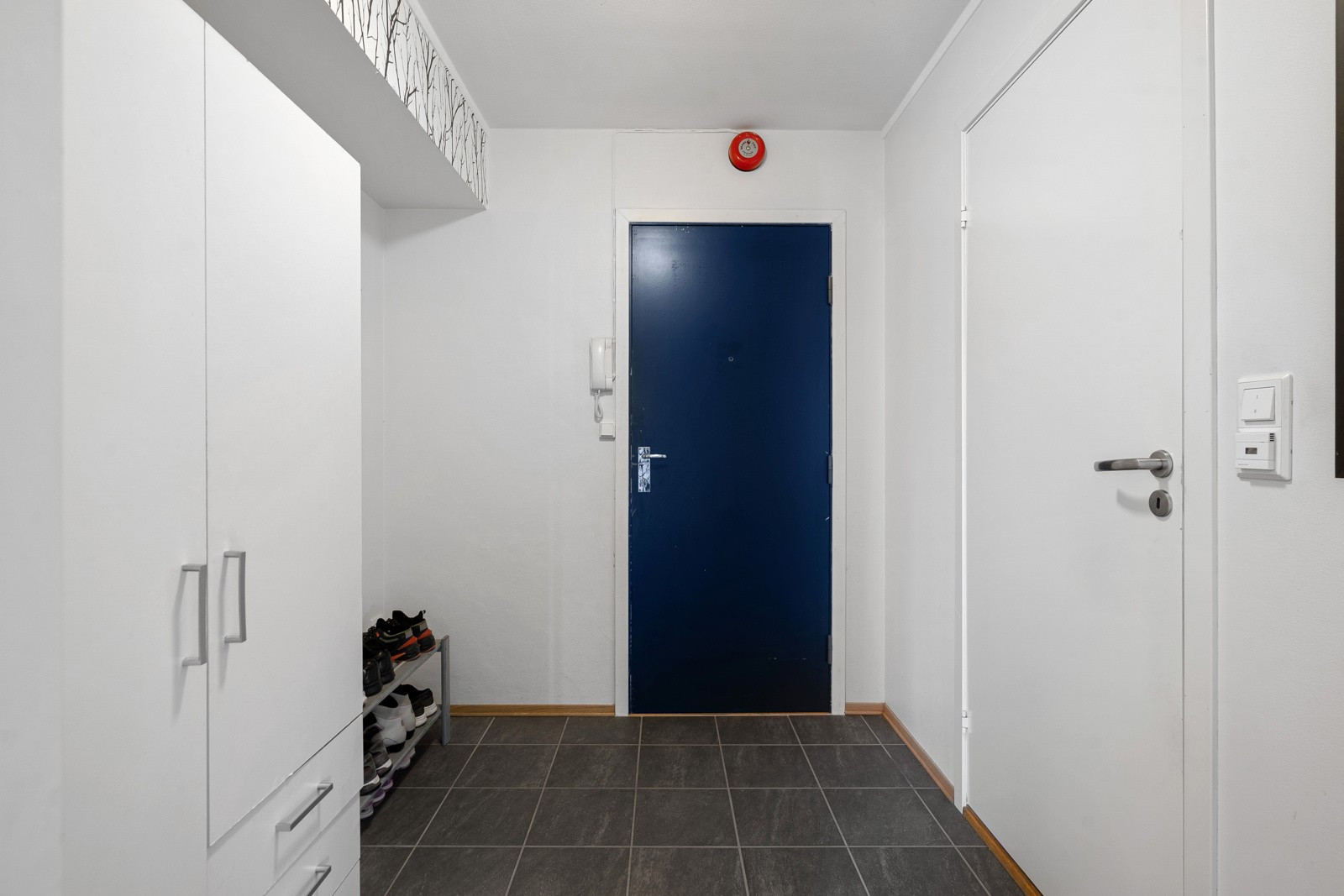 Entreen har garderobeskap med plass for sko og yttertøy.
