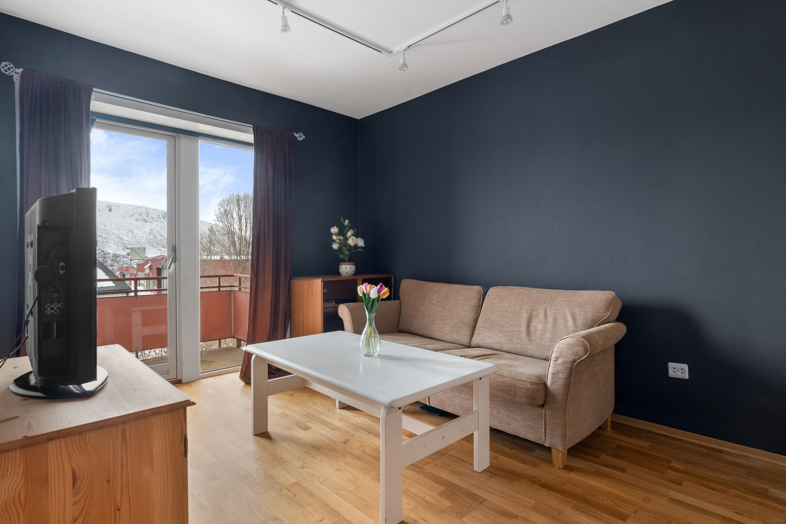 Stuen har plass for sofa og tilhørende møblement.