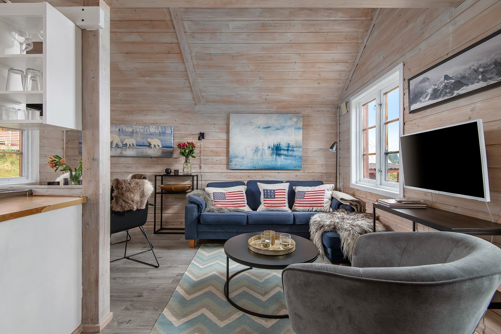 Her er kvadratmetrene godt utnyttet og du får et sosialt og hyggelig oppholdsrom. Galleribilde