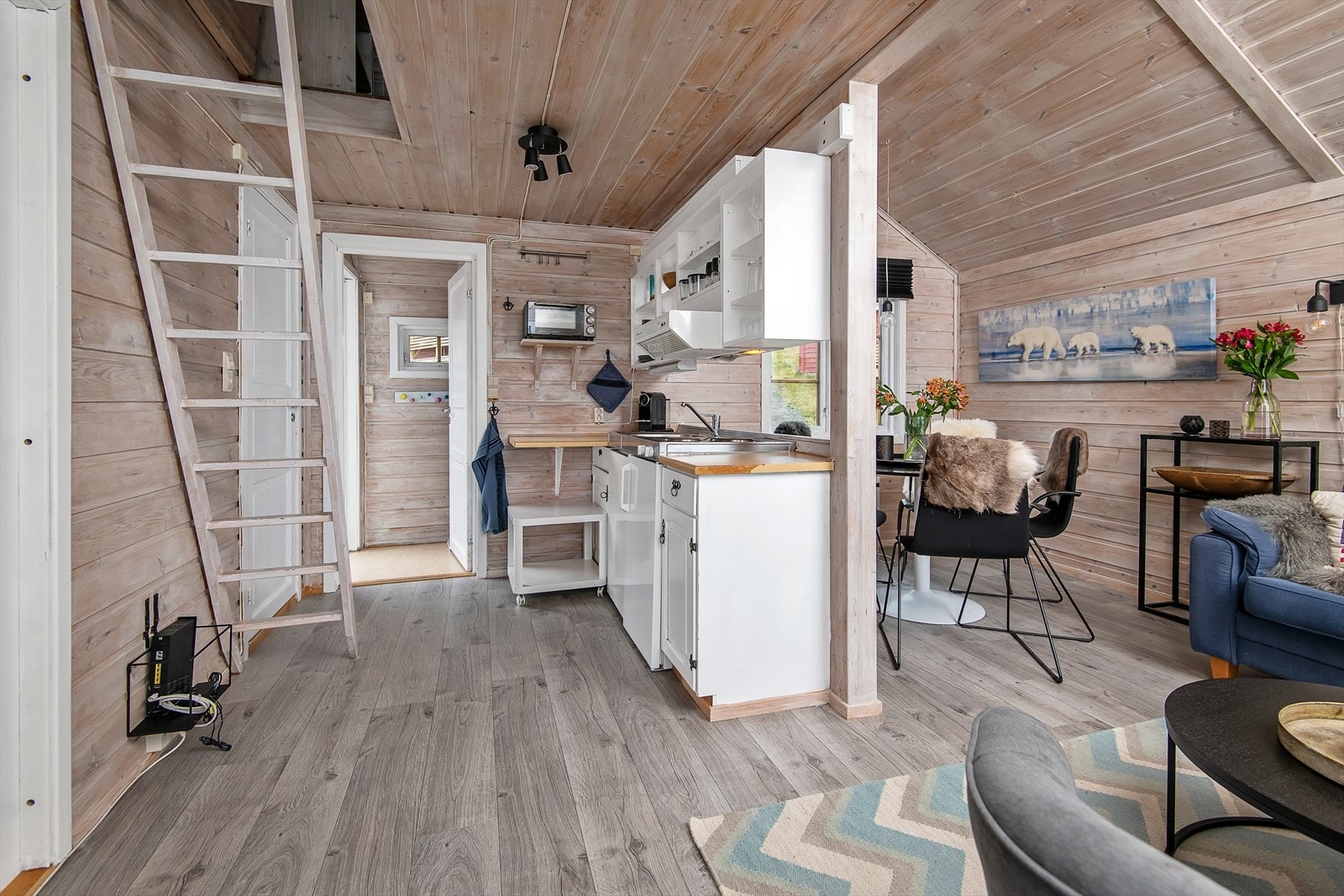 Lune og delikate fargetoner preger hytta. Galleribilde