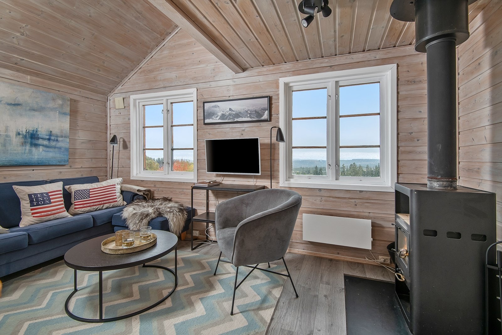 Trivelig stue med god takhøyde og rikelig med naturlig lys inn i rommet. Galleribilde