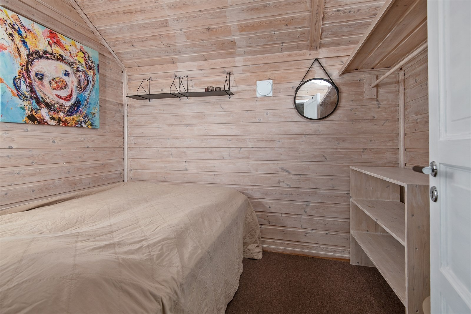 Hyller for smart oppbevaring på soverommet. Galleribilde