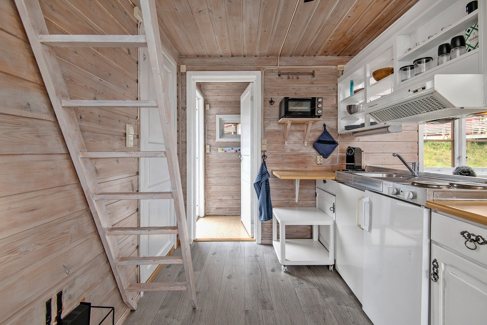 Fra kjøkkenet er det adkomst til badet. Galleribilde