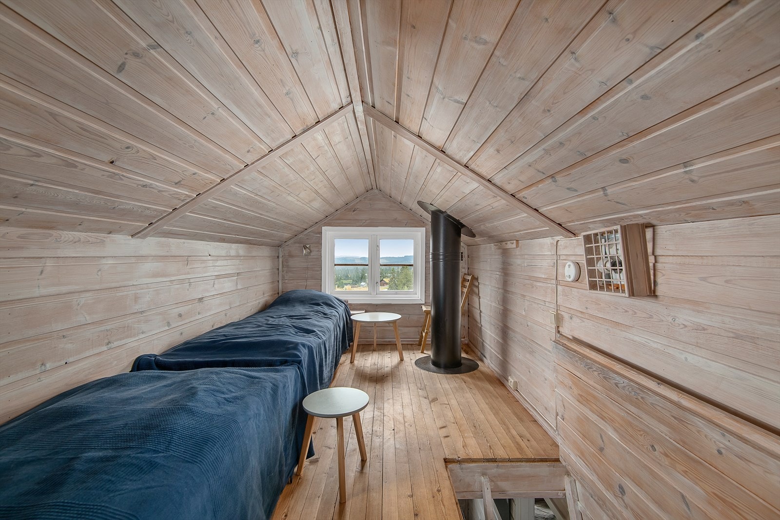 Hemsen er innredet med 2 senger. Vindu slipper inne int lys. Oppgang fra kjøkkenet. Galleribilde