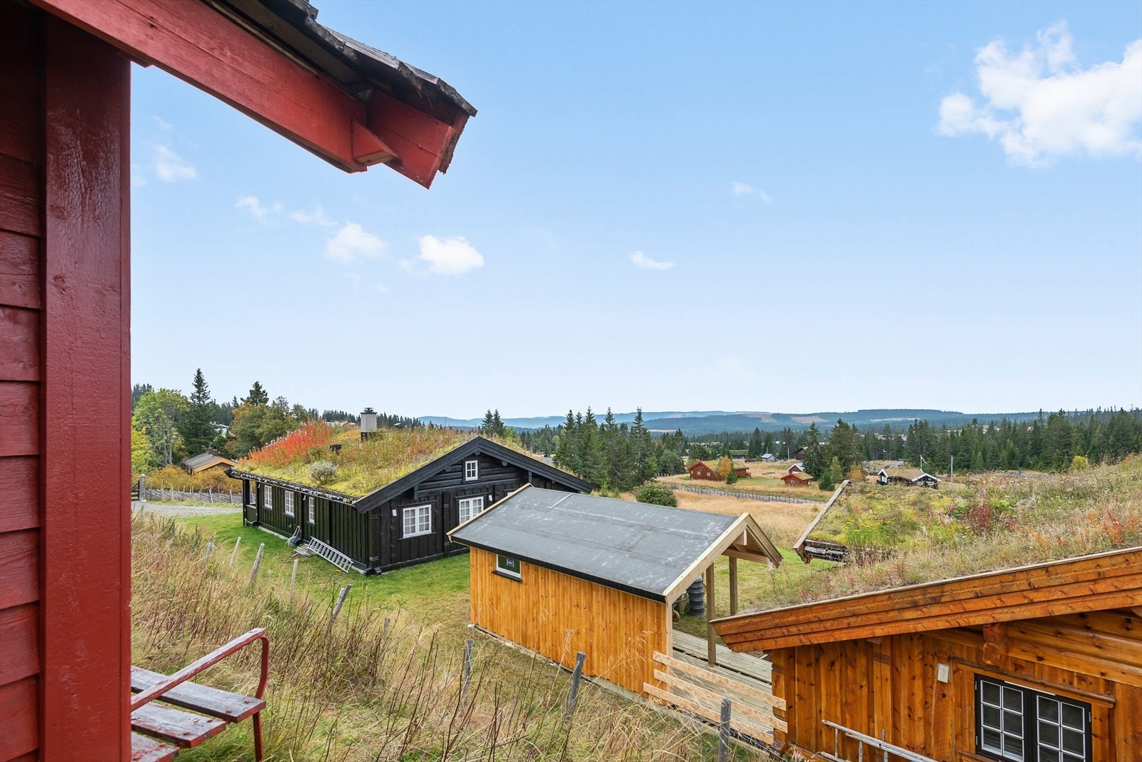 Hytta ligger som en del av et sameie med flere liknede hytter som dels er privateid og dels er utleiehytter for Lillehammer Hytter og Fjellstue. Galleribilde