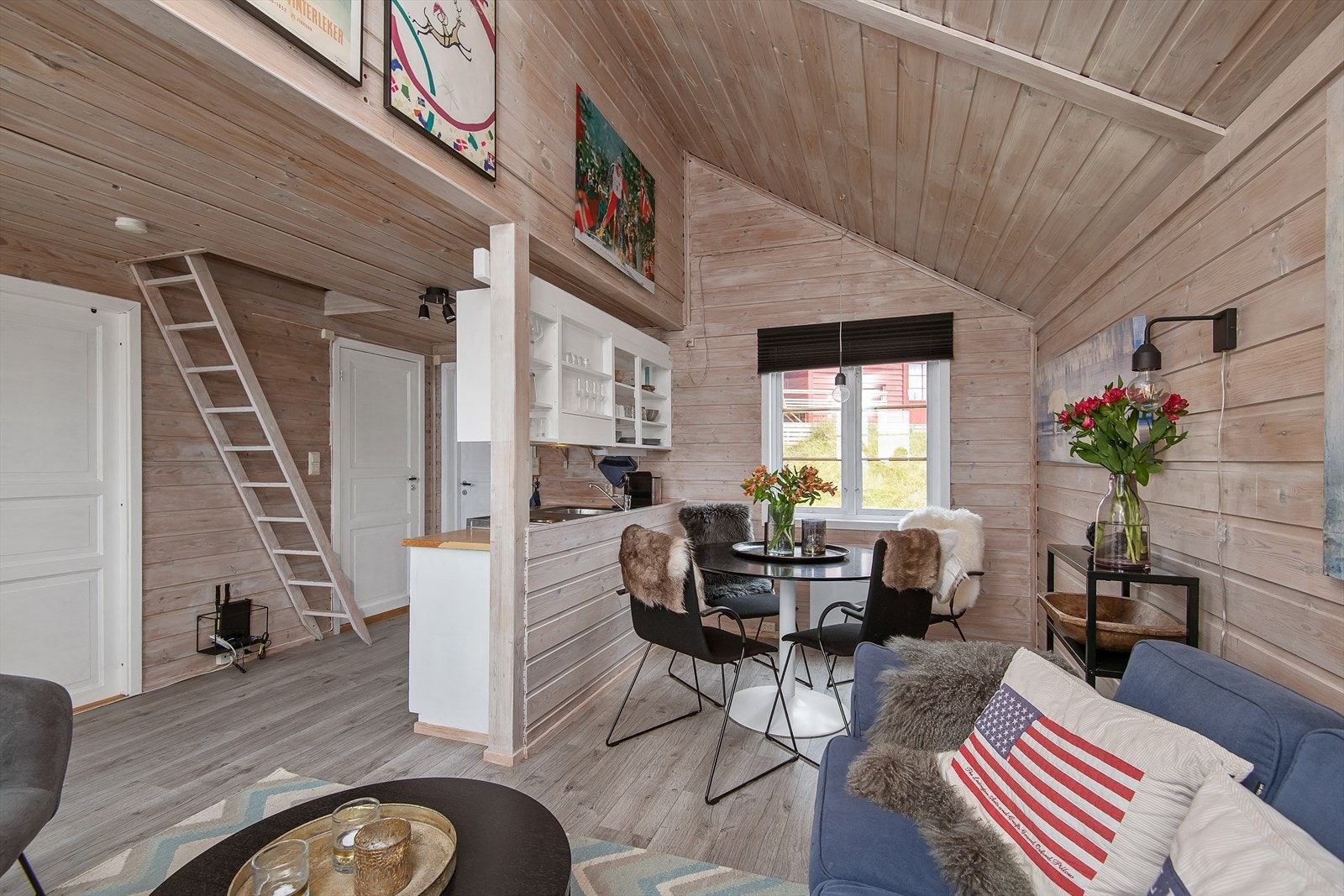 Kjøkenet ligger åpent mot spiseplass og salong. Stigetrapp opp til hemsen ved kjøkkenet. Galleribilde