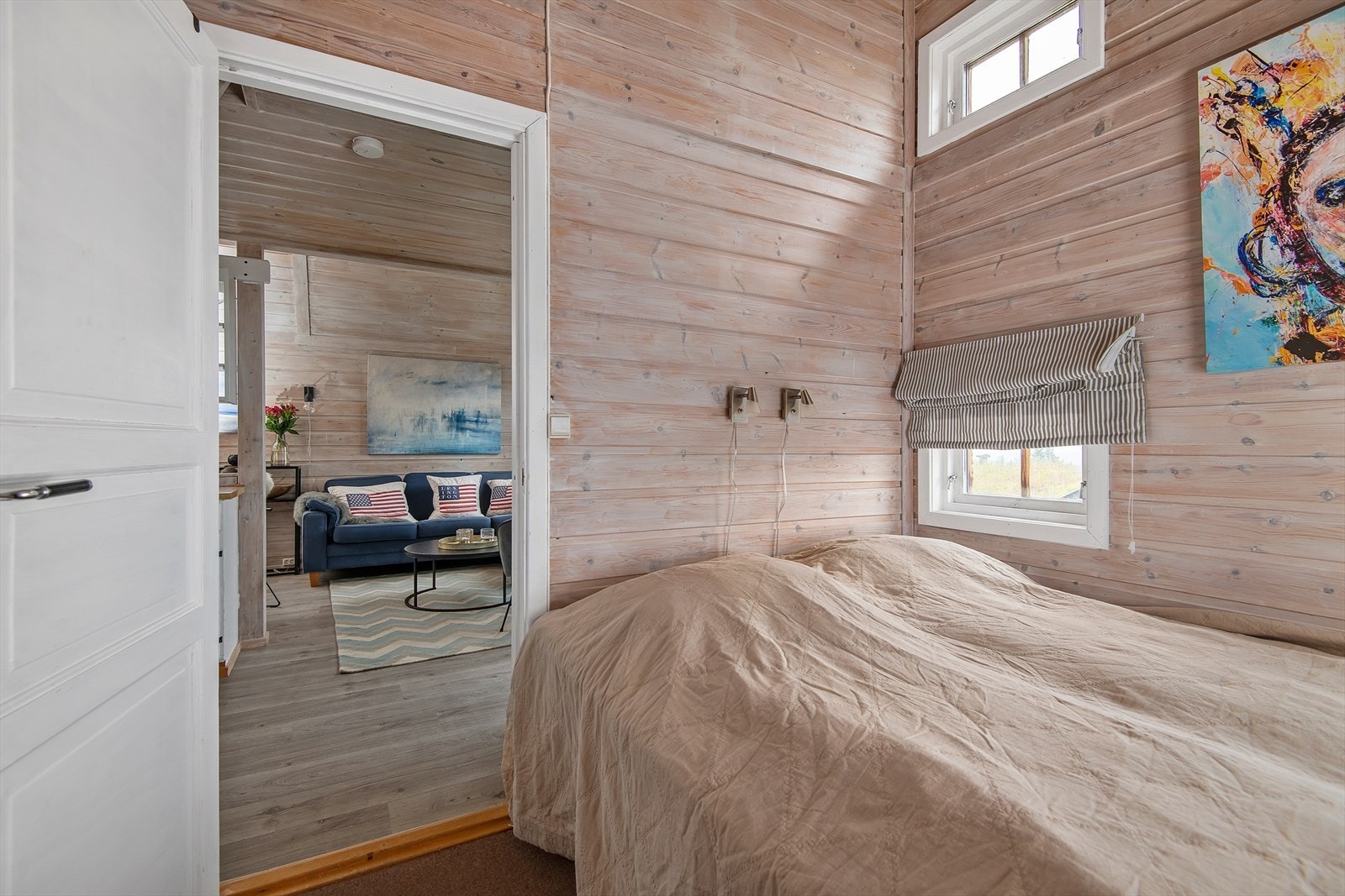 Soverommet er innredet med dobbeltseng. God takhøyde. Galleribilde