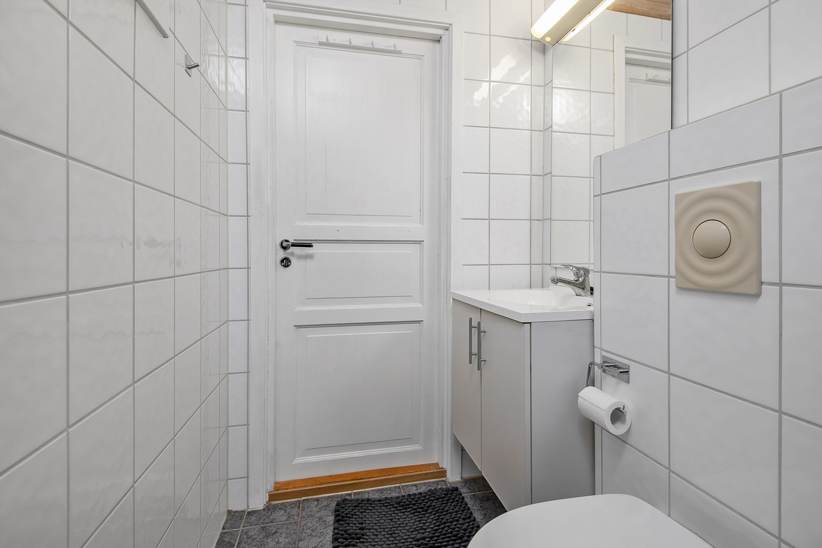 Tidløst bad/wc med servantinnredning, dusj . Galleribilde