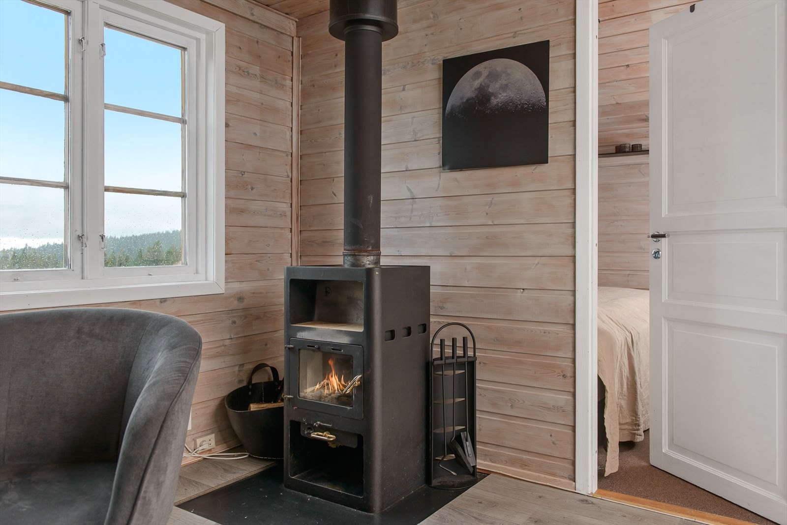 Peisovnen sørger for god varme i hytta. I tillegg er det elektrisk oppvarming. Galleribilde