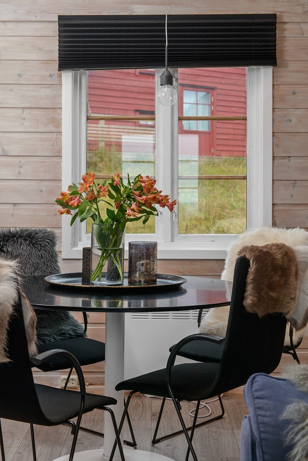 Fint lys inn over spiseplassen. Utenfor vinduet venter topp preparerte skispor og et utrolig flott turnert for hele familien. Galleribilde