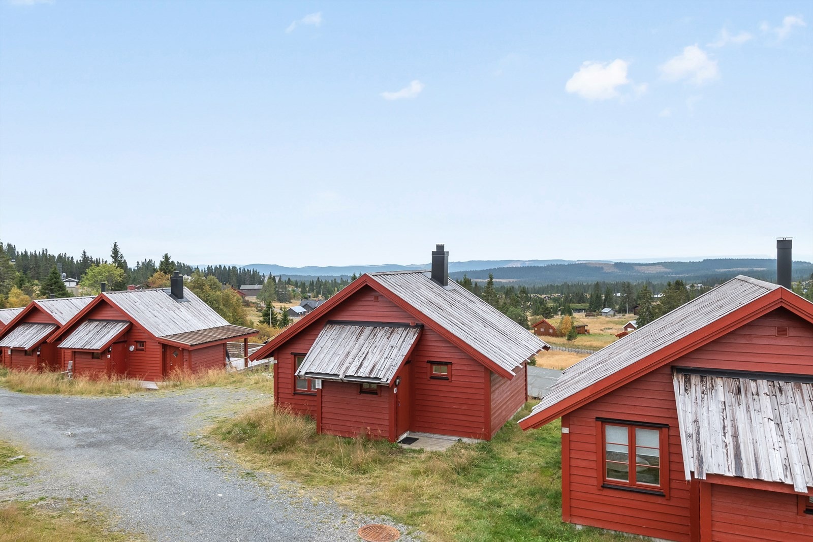 Her ligger du midt i et velkjent og populært tur-eldorado med oppkjørte skiløyper og turstier i umiddelbar nærhet. Galleribilde
